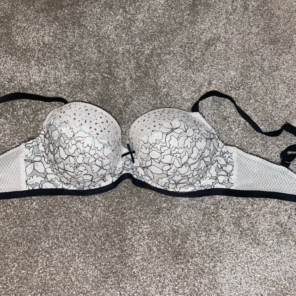 Victoria’s secret bra size 34D worn once